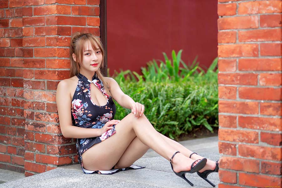 Girls in short dresses in Zhucheng